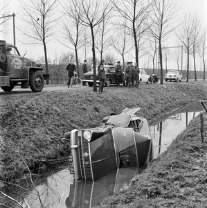 128759 Afbeelding van een in de sloot belande auto, na een verkeersongeval op de (vermoedelijk) Hof ter Weydeweg te ...